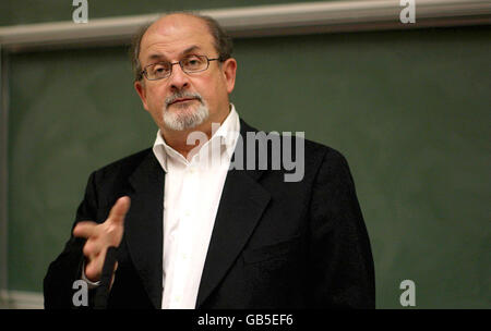 Sir Ahmed Salman Rushdie riceve il premio James Joyce dalla UCD Literary and Historical Society di Newman Building, Belfield, Dublino. Foto Stock