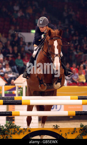 Equestre - spettacolo del cavallo dell'anno - giorno due - Centro Espositivo Nazionale. Laura Renwick, in Gran Bretagna, guida Twister nella Sylvia Barnes Memorial Cup Foto Stock