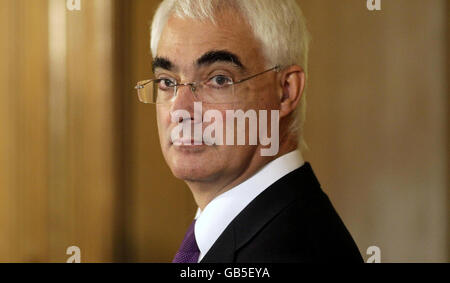 Il Cancelliere Alistair Darling interviene durante una conferenza stampa al 10 di Downing Street, Londra. Foto Stock