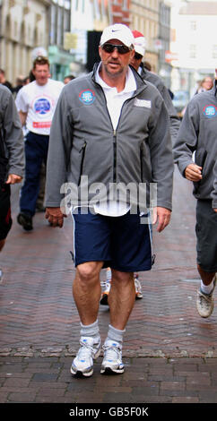 Sir Ian Botham cammina attraverso il centro di Bury St Edmunds, Suffolk, il quarto giorno della sua passeggiata di beneficenza in aiuto della ricerca leucemia. Foto Stock