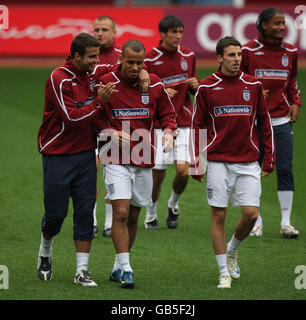 Calcio - UEFA Under 21 Championship 2009 - Gioca-Off - seconda tappa - Inghilterra / Galles - Inghilterra Training - Villa Park. Inghilterra U21's Steven Taylor (a sinistra) con Gabriel Agbonlahor durante una sessione di formazione a Villa Park, Birmingham. Foto Stock