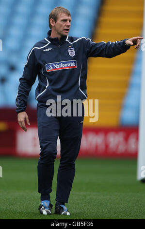 Calcio - UEFA Under 21 Championship 2009 - Gioca-Off - seconda tappa - Inghilterra / Galles - Inghilterra Training - Villa Park. Il manager dell'Inghilterra U21 Stuart Pearce istruisce i suoi giocatori durante una sessione di allenamento a Villa Park, Birmingham. Foto Stock