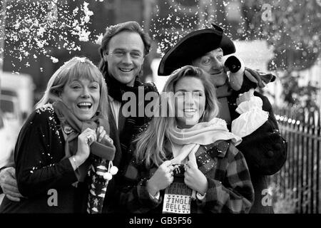 Il nostro umore festivo si prepara a partecipare alla serie di radio della BBC per la stagione natalizia. (L-R) l'attrice di Eastenders Wendy Richard fa il suo debutto come fantino di disco in piedi per Ken Bruce di radio 2, Christopher Cazenove e Peter Jeffrey sono protagonisti di storie d'avventura classiche, e Jakki Brambles ospita lo spettacolo di colazione di radio 1 con Nikki Campbell (non illustrato) Foto Stock