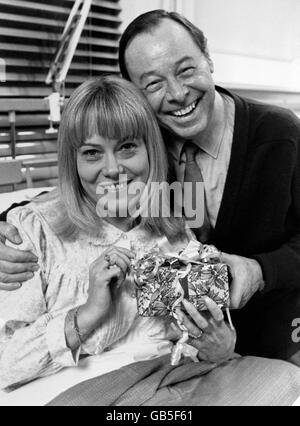 Pauline Fowler (attrice Wendy Richard) è visitata in ospedale dal marito della tv Arthur (attore Bill Treacher) dove è stata sopra il Natale dopo la sua isterectomia. Foto Stock