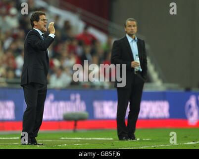 Arno Pijpers (r), direttore del Kazakhstan, e Fabio Capello, direttore dell'Inghilterra guardare dalla linea di contatto Foto Stock