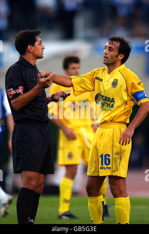 Quique Alvarez di Villarreal (r)argomenta con l'arbitro Javier Turienzo Alvarez (l) Foto Stock