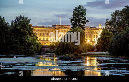 Buckingham Palace di notte con stagno in St James Park London REGNO UNITO Foto Stock