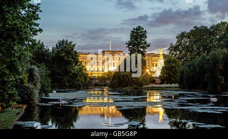 Buckingham Palace di notte con stagno in St James Park London REGNO UNITO Foto Stock