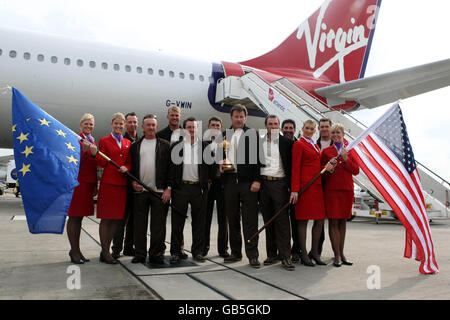 Membri del team europeo Ryder Cup, tra cui (da sinistra a destra) Soren Hansen, Miguel Angel Jiminez, Robert Karlsson, Graeme McDowell, Padraig Harrington, Nick Faldo, Oliver Wilson, Jose Maria Olazabal e Lee Westwood posano per i fotografi all'aeroporto di Heathrow, Londra. Foto Stock