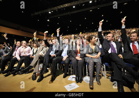 Il leader del partito liberal-democratico Nick Clegg e altri politici di fronte al banco di lavoro di Lib DEM votano sul documento Make IT Happen alla conferenza del loro partito a Bournemouth. Foto Stock