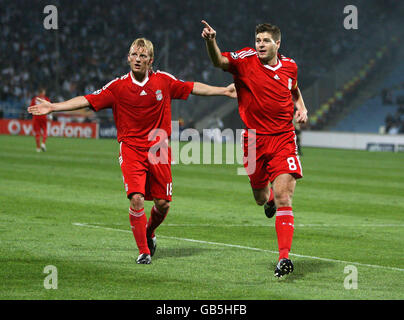 Steven Gerrard di Liverpool celebra il punteggio con Dirk Kuyt durante la partita della UEFA Champions League allo Stade Velodrome di Marsiglia, Francia. Foto Stock