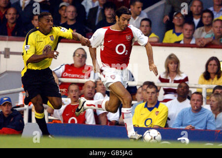 (L-R) Ulises De la Cruz di Aston Villa e Robert dell'Arsenal Pires battaglia per la palla Foto Stock