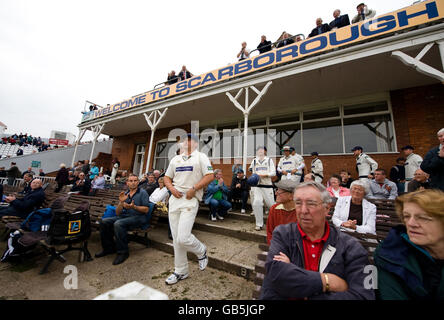 Cricket - Liverpool Victoria County Championship - Divisione uno - giorno uno - Yorkshire / Somerset - North Marine Road. Darren Gough dello Yorkshire cammina sul campo prima della partita del campionato della contea di LV a North Marine Road, Scarborough. Foto Stock