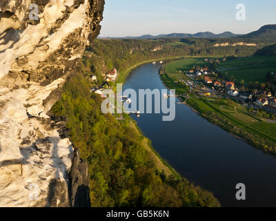 Blick von der Bastei auf die Elbe und Kurort Rathen Foto Stock