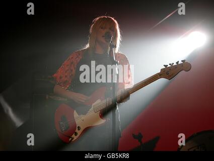 Katie White of the Ting Tings si esibisce al Vodafone Live Music Awards 2008, presso la Brixton Academy di Brixton, Londra Foto Stock