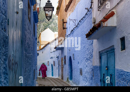 Donna marocchina con djellaba rosa a Chefchaouen Foto Stock