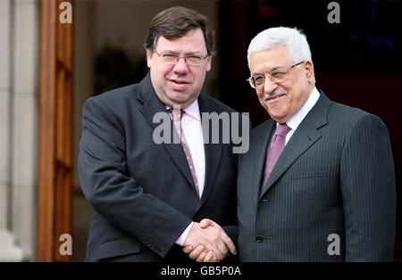 il presidente dell'autorità palestinese Mahmoud Abbas (a destra), che ha fatto una breve sosta durante il viaggio verso l'Assemblea generale delle Nazioni Unite a New York, incontra Taoiseach Brian Cowen TD presso gli edifici governativi di Dublino. Foto Stock