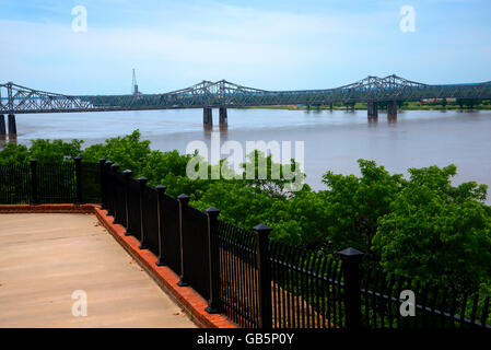 Piccolo Riverside Park in Natchez affacciato sul fiume Mississippi il Magnolia Bluffs negli Stati Uniti Foto Stock