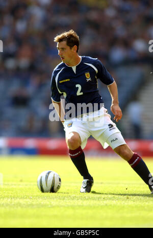 Calcio - Campionati europei 2004 Qualifier Group Five - Scozia / Isole Faroe. Jackie McNamara in azione contro le Isole Faroe Foto Stock