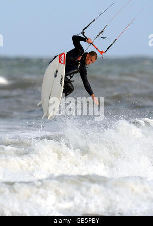 Il kite surf sulla spiaggia di Tynemouth Foto Stock