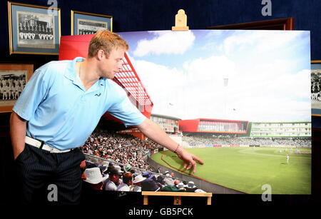 Andrew Flintoff si avvicina all'immagine del nuovo campo dopo il previsto riqualificazione dello stadio durante una foto call a Old Trafford, Manchester. Foto Stock