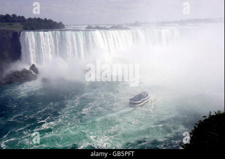 Le Horseshoe Falls, parte delle Niagara Falls in Canada. Foto tratta dalla Maid of Mist. Foto Stock