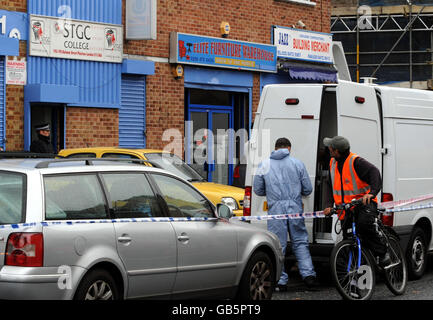 Un ufficiale di polizia forense frequenta la scena a Balaam Street, Plaistow, a est di Londra, a seguito di una pugnalata fuori da un college. Foto Stock