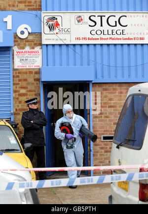 Un ufficiale di polizia forense frequenta la scena a Balaam Street, Plaistow, a est di Londra, a seguito di una pugnalata fuori da un college. Foto Stock