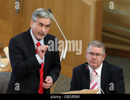 Il leader laburista scozzese Iain Grey (a sinistra) e Andy Kerr MSP durante le prime interrogazioni dei Ministri al Parlamento scozzese di Edimburgo. Foto Stock