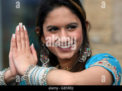 Poonan Sharma,17, di Belfast, si esibisce in un ricevimento a Belfast ospitato dal Belfast Lord Mayor, Consigliere Tom Hartley. Foto Stock