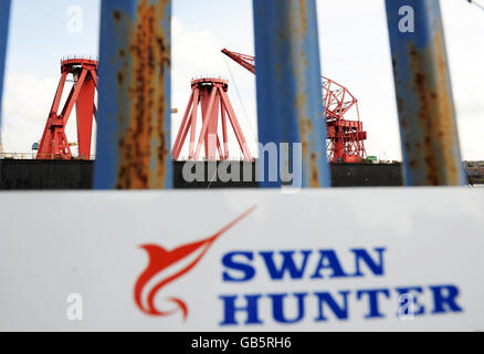 Foto STANDALONE. Il cantiere Swan Hunter sul fiume Tyne. Le gru vengono lentamente smantellate nel cantiere dormiente, un tempo famoso per aver impiegato oltre 1000 lavoratori sul fiume Tyne. Foto Stock