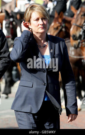 Il segretario di casa Jacqui Smith arriva per il servizio National Police Memorial Day alla cattedrale anglicana di Liverpool. Foto Stock