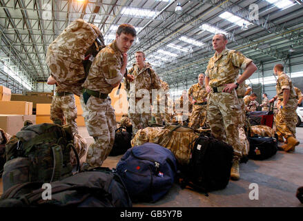 Alcune delle dozzine di marines scozzesi che partiranno oggi per unirsi ai loro colleghi in Afghanistan. RM Condor ad Arbroath. Foto Stock