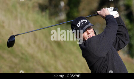 Golf - Alfred Dunhill Links Championship - Day One - Kingsbarns Golf Course - Fife. Hugh Grant il 12 durante il campionato Alfred Dunhill Links al Kingsbarns Golf Course, Fife. Foto Stock