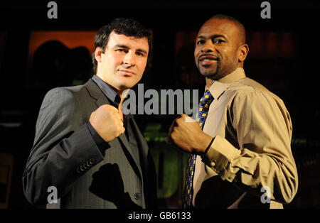 Joe Calzaghe (a sinistra) e Roy Jones Jr (a destra) durante la conferenza stampa all'Hard Rock Cafe di Londra. Foto Stock