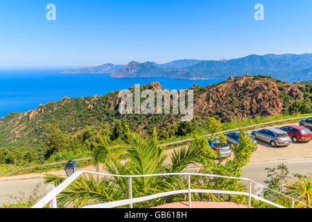 La CORSICA, Francia - giu 27, 2015: automobili parcheggiate lungo una strada dalla Piana di Porto vicino Calanches de Piana che è la natura di un re Foto Stock