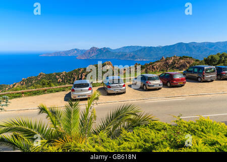 La CORSICA, Francia - giu 27, 2015: automobili parcheggiate lungo una strada dalla Piana di Porto vicino Calanches de Piana che è la natura di un re Foto Stock