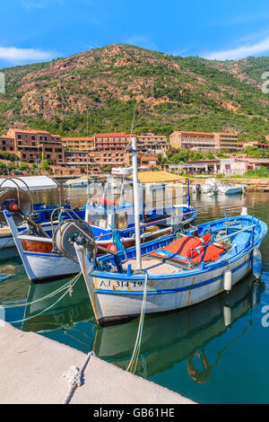PORTO PORTO CORSICA - giu 27, 2015: colorate barche da pesca posto barca in porto villaggio a ovest di Corsica, idealmente p Foto Stock