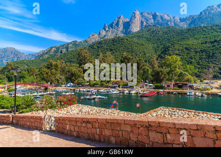 PORTO, CORSICA - giu 27, 2015: passeggiata costiera a Porto Porto. Questo è un piccolo villaggio a ovest di Corsica, ideall Foto Stock