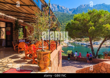 PORTO, CORSICA - giu 27, 2015: Ristorante nel villaggio di Porto che è il più popolare luogo da visitare nella parte occidentale della Corsica, Franc Foto Stock