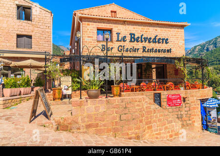 PORTO, CORSICA - giu 27, 2015: Ristorante nel villaggio di Porto che è il più popolare luogo da visitare nella parte occidentale della Corsica, Franc Foto Stock