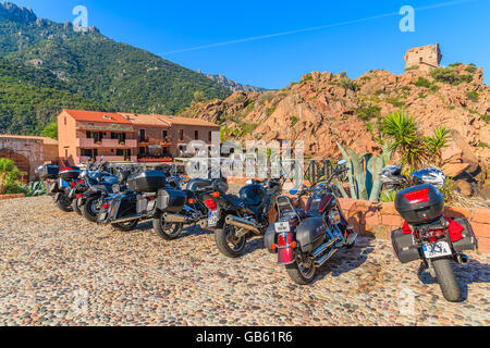 PORTO, CORSICA - giu 27, 2015: fila di moto parcheggiate nel porto. Esso è un piccolo villaggio a ovest di Corsica, idealmente Foto Stock