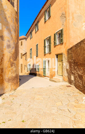 Strada con case storiche in Calvi vecchia, Corsica, Francia Foto Stock