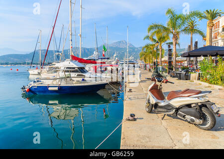 CALVI, Isola di Corsica - giu 29, 2015: classic scooter e barche a vela nel porto di Calvi. Questa città ha lussuosi marina ed è ver Foto Stock