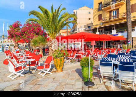 CALVI, Isola di Corsica - giu 29, 2015: le sedie e i tavoli del ristorante nel porto di Calvi. Questa città ha lussuosi marina ed è molto Foto Stock
