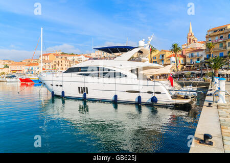 CALVI, Isola di Corsica - giu 29, 2015: motore di lusso posto barca nel porto di Calvi. Questa città ha una splendida marina ed è molto laborato Foto Stock
