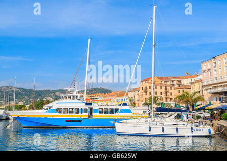 CALVI, Isola di Corsica - giu 29, 2015: barche a vela nel porto di Calvi. Questa città ha lussuosi marina ed è molto popolare de turistica Foto Stock