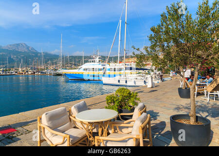 CALVI, Isola di Corsica - giu 29, 2015: le sedie e i tavoli del ristorante nel porto di Calvi. Questa città ha lussuosi marina ed è molto Foto Stock