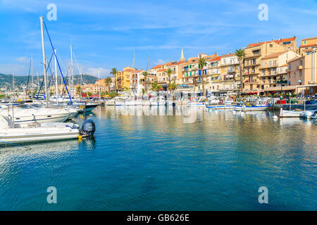 CALVI, Isola di Corsica - giu 29, 2015: la barca a vela e barche da pesca nel porto di Calvi con case colorate in background. Questa città è v Foto Stock