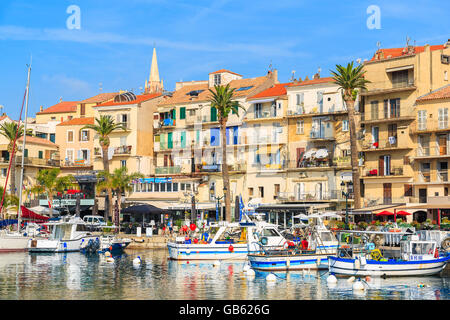 CALVI, Isola di Corsica - giu 29, 2015: vista del porto di Calvi con case colorate e le barche dei pescatori. Questa città è molto popolare a Turi Foto Stock